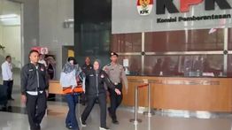 Penampakan Bupati Pekalongan Fadia Arafiq Berompi Oranye Usai Ditangkap KPK