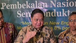 Fitch Turunkan Outlook RI Jadi Negatif, Airlangga Janji Perkuat Penerimaan Negara