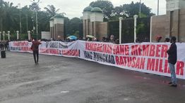 Massa Demo di Depan DPR, Minta Timothy Ronald Dijebloskan ke Penjara