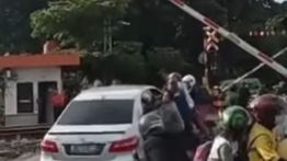 Detik-detik Menegangkan Mobil Mati Mesin di Perlintasan Kereta Bogor