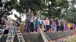 Warga Beramai-ramai Tonton Pemakaman Vidi Aldiano, Foto Selfie Depan Makam