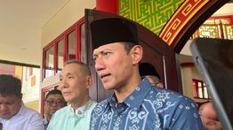 AHY Serahkan Bantuan Sosial di Masjid Babah Alun, Perkuat Solidaritas di Bulan Ramadhan