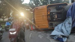 Truk Terguling di Tebet Arah Casablanca Sejak Semalam, Lalu Lintas Macet Parah