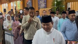 Hangat dan Akrab, Momen Prabowo Sapa Langsung Warga Saat Open House Lebaran di Istana