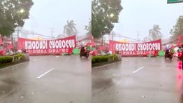 Menegangkan! Angin Kencang Robohkan Gapura di Purwodadi