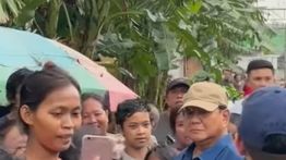 Blusukan ke Bantaran Rel Senen, Prabowo Janjikan Hunian Layak untuk Warga