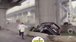 Kecelakaan Arus Balik: Bus Tabrak Mobil Sampai Keluar Jalur di Tol Cikampek