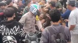 Diduga Selingkuh sama Istri Orang, Oknum Ustaz di Karawang Digerebek Warga hingga Babak Belur
