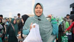 Ibu Ini Unboxing Paket Sembako dan Baju Gamis di Pasar Murah Pemerintah: Isinya Padat Banget!