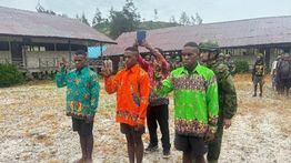 Momen Mengharukan, Tiga Eks OPM Cium Merah Putih dan Kembali ke NKRI