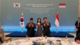 Momen Prabowo Bertemu Carmen Hearts2Hearts, Kompak Lakukan Simbol Jari Hati