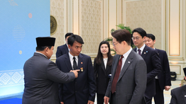 Gestur Bangga Prabowo saat Menyalami Sugianto yang Selamatkan Lansia dari Kebakaran di Korsel