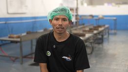 Rajin dan Konsisten, Penyandang Disabilitas Ini Jadi Tulang Punggung Kebersihan Dapur MBG di Karanganyar