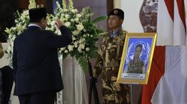 Momen Haru Prabowo Peluk dan Cium Putra Prajurit TNI yang Gugur di Lebanon