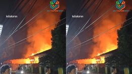 Kebakaran Hebat Hantam Rumah Mewah depan Puskesmas Depok