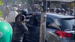 Diduga Mengantuk, Mobil Tabrak 4 Motor di Perempatan Joglo Jakbar