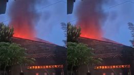Rumah Warga di Jakasampurna Bekasi Terbakar Hebat