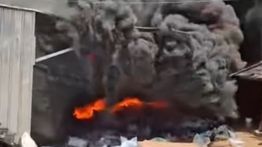 Kebakaran Gudang Sparepart di Sasak Panjang Bogor, Asap Pekat Membumbung Tinggi