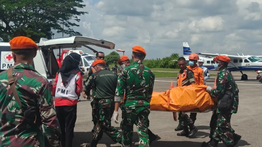 TNI AU dan Basarnas Evakuasi Korban Helikopter Jatuh PK-CFX ke Pontianak