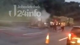 VIDEO: Mobil Terbakar di Tol Cikampek