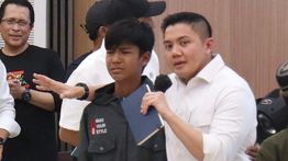 Calon Siswa Sekolah Rakyat Menangis di Pelukan Seskab Teddy: Saya Mau Sekolah, Pak