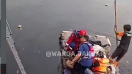 VIDEO: Pria Tercebur Kali Mokervart, Evakuasi Berjalan Dramatis