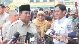 Besuk Korban Kecelakaan Kereta, Prabowo: Semua Sudah Diurus, Ada Kompensasinya