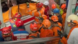 Tim SAR Potong Gerbong Evakuasi Penumpang KRL Terjepit usai Tabrakan