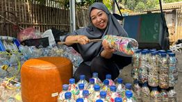 Menyulap Sampah Menjadi Berkah: Kisah Haru Ibu Amaliyah dalam Mengurangi Limbah di Kampung Masigit Bersama PNM