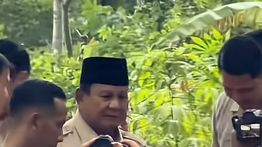Di Sela Kunker, Prabowo Ziarah ke Makam Kakek di Banyumas