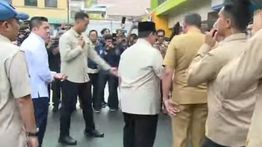 Prabowo Jenguk Korban Kecelakaan Kereta di RSUD Bekasi