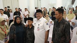 Serahkan Santunan Korban Kecelakaan Kereta di Bekasi, Rano: Bantuan Ini Tak Bisa Gantikan Kehilangan