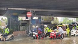 Ratusan Motor Mogok Terjebak Banjir di Puri Kembangan