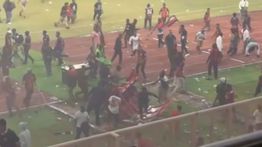 Persipura Dibungkam Adhyaksa FC Berakhir Ricuh, Suporter Turun ke Lapangan