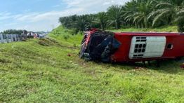 Bus Halmahera Terbalik di Tol JMKT Sergai, 4 Penumpang Tewas