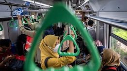 KAI Commuter Gerak Cepat Tangani Penumpang Terjatuh ke Jalur Kereta di Stasiun Manggarai
