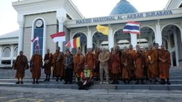 57 Biksu Lintas Negara Jalan Kaki Menuju Candi Borobudur untuk Waisak 2026