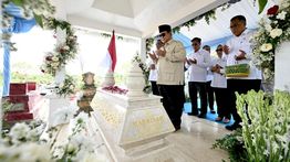 Khidmat dan Penuh Makna, Momen Prabowo Berziarah ke Makam Marsinah