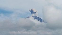 Gunung Semeru 3 Kali Erupsi pada Minggu Pagi