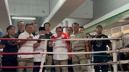 Pramono Anung Jajal Ring Tinju di Kolong Flyover Pasar Rebo Jakarta Timur