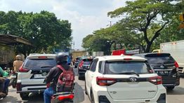 Kebakaran Gudang Plastik Sebabkan Kemacetan 5 Km di Daan Mogot