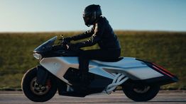 BMW Vision K18: Motor Bagger Futuristik Bermesin 1.800cc yang Disebut Bak Roket Jalanan