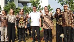 Menteri LH Tanam Pohon Di Kampus UIII Depok