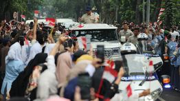 Momen Hujan Tak Surutkan Antusiasme Warga Sambut Prabowo di Bandung
