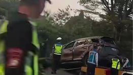Fortuner Ringsek Usai Keluar Jalur di Tol Jagorawi KM 30 Arah Bogor