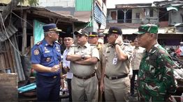 Rano Karno Tinjau Korban Kebakaran Kemayoran, Pastikan Kebutuhan Pengungsi Terpenuhi
