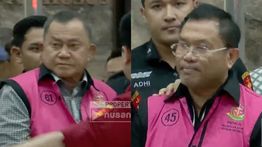 Penampakan Lodewyk Pusung dan Sony Sonjaya Digiring ke Mobil Tahanan Kejagung