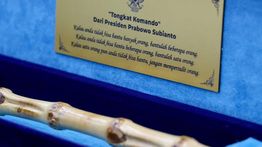 Prabowo Hadiahi Danpaspampres Tongkat Komando, Pesannya Menyentuh