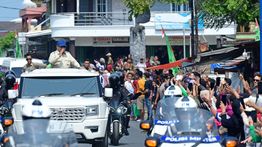 Momen Meriah dan Penuh Kehangatan, Warga Pesisir Barat Sambut Kedatangan Prabowo