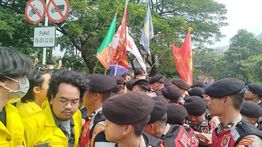 Mahasiswa UI yang Mau Demo di Bundaran HI Dihadang di Flyover Semanggi